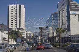 Image du Maroc Professionnelle de  Le prolongement de l'avenue Hassan II vers le sud rejoint le Boulevard Abdelmoumen qui presque comme tous les quartiers de Casablanca subit une transformation radicale. De part et d’autre du Boulevard Zerktouni, le nouveau quartier d’affaires de Casablanca, où les sièges d'une grande partie des plus importants groupes financiers du pays, banques, assurances, groupes de crédit ont élus domicile loin des encombrements quotidiens du centre-ville, Mardi 27 Janvier 2009. (Photo / Abdeljalil Bounhar) 